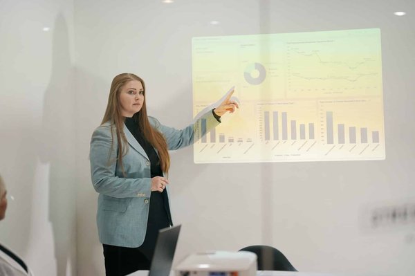 Quelle stratégie de contenu sur LinkedIn peut positionner un consultant en finances comme un leader d'opinion?